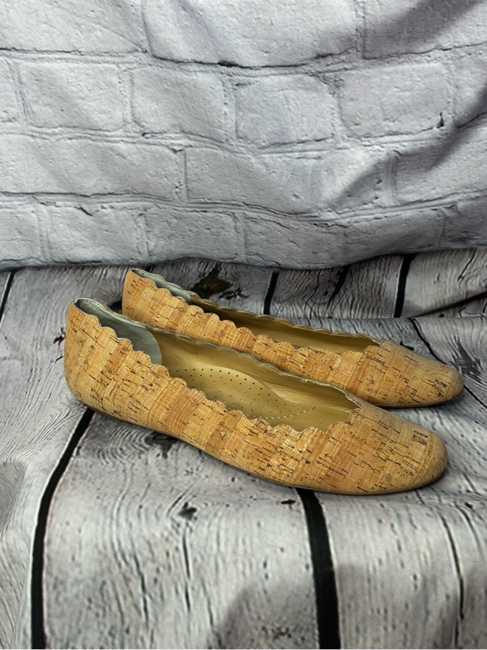 Neiman Marcus Cork Scalloped Round Toe Feminine Tan Ballet Flats Sz 8 GUC AS IS
